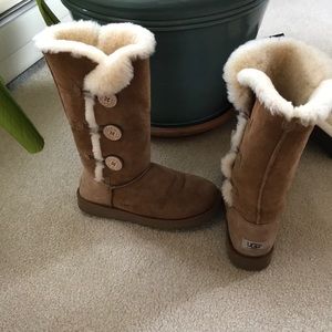 UGG Bailey Button Triplet Size 8 Incl UGG Care Kit